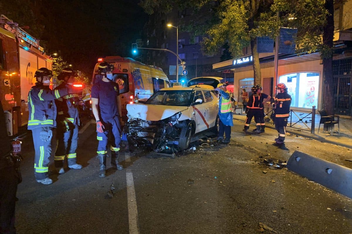 Una mujer muerta y siete heridos al arrollar un taxi una terraza en Madrid