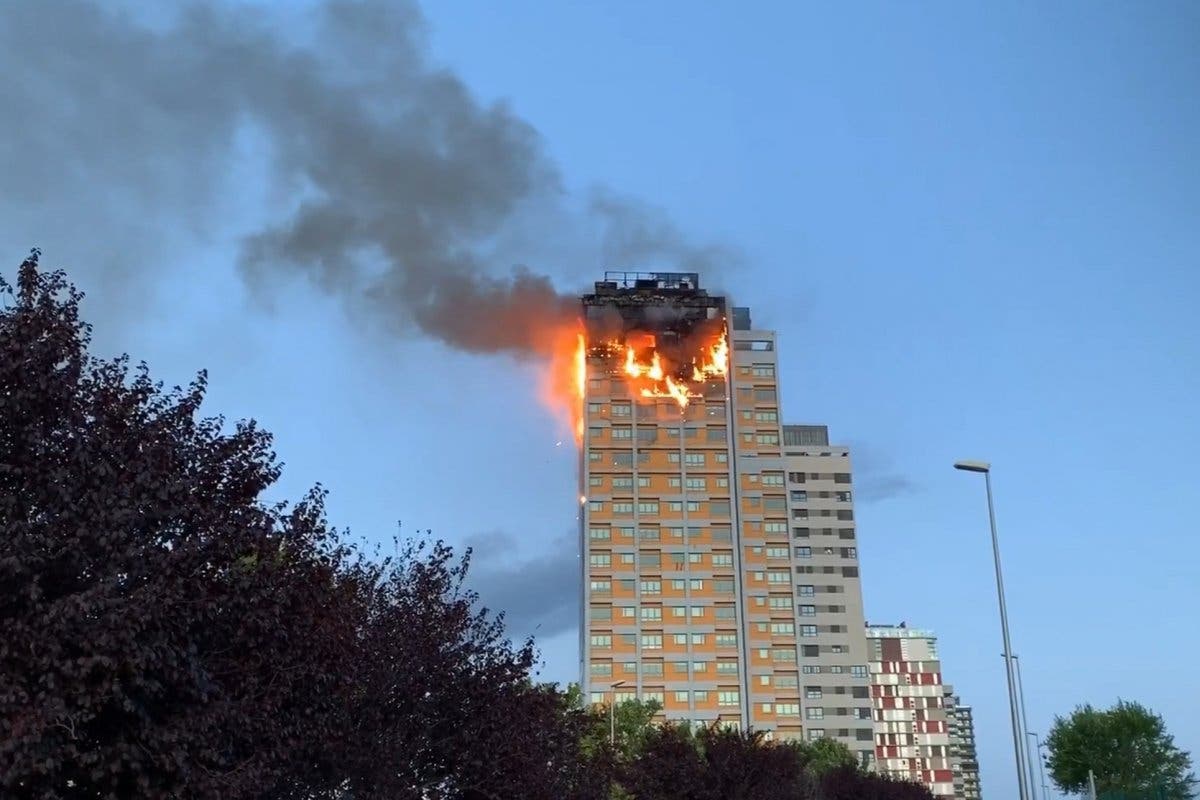 Espectacular incendio sin heridos en un edificio de Hortaleza 