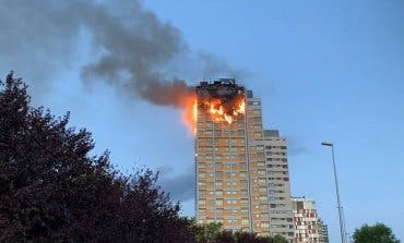 Espectacular incendio sin heridos en un edificio de Hortaleza 