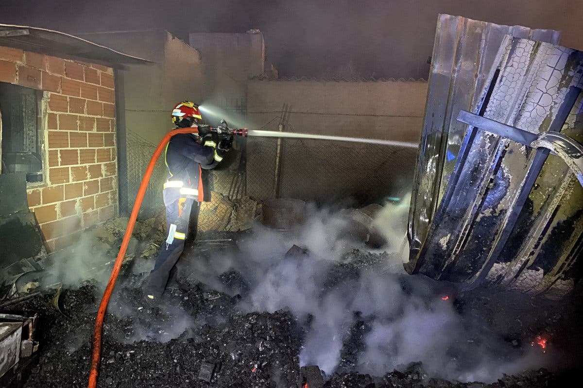 Aparatoso incendio esta madrugada en una finca de San Fernando de Henares