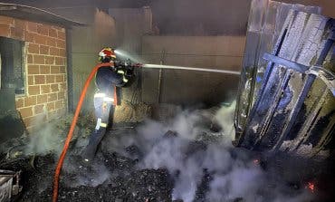 Aparatoso incendio esta madrugada en una finca de San Fernando de Henares