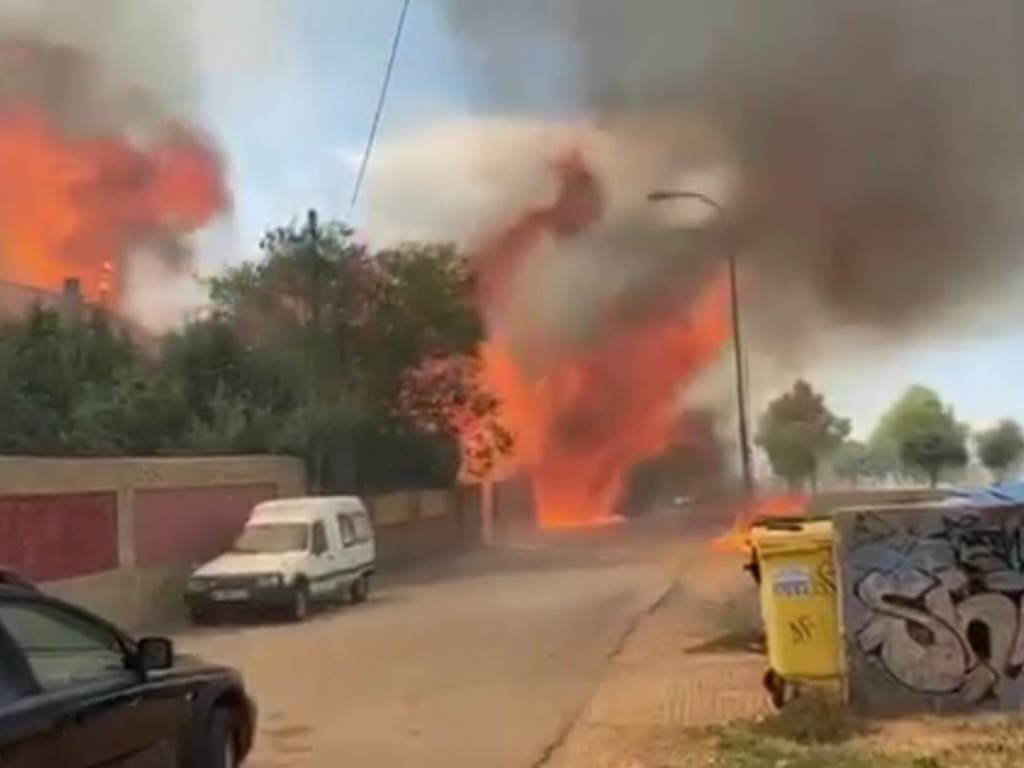 Impresionantes imágenes del incendio declarado esta tarde en Eurovillas 