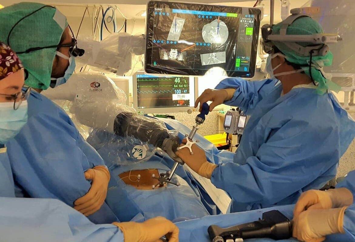 Realizada en Madrid la primera cirugía robótica de columna en un hospital público español