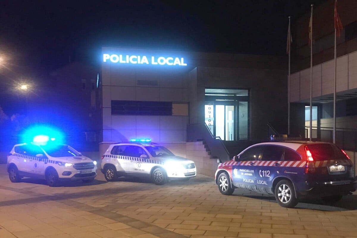 La Policía de Paracuellos vigila el cierre de bares y la prohibición de fumar