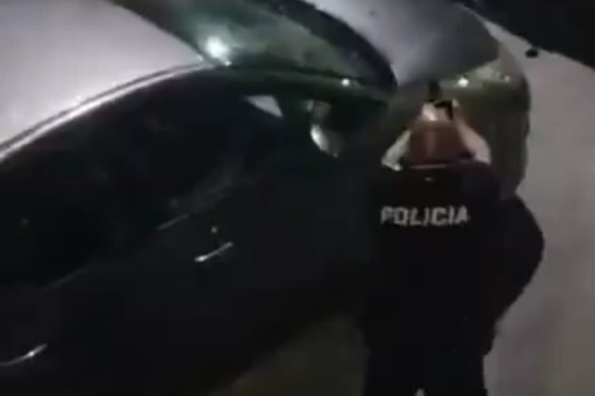 Un policía dispara al aire al verse acorralado por jóvenes sin mascarilla en San Martín de la Vega