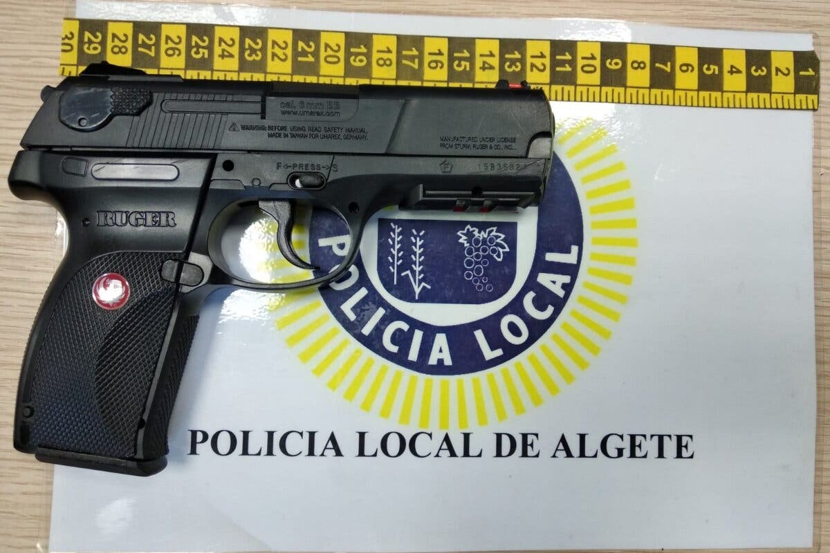 Provoca el pánico en una zona concurrida de jóvenes en Algete con una pistola airsoft