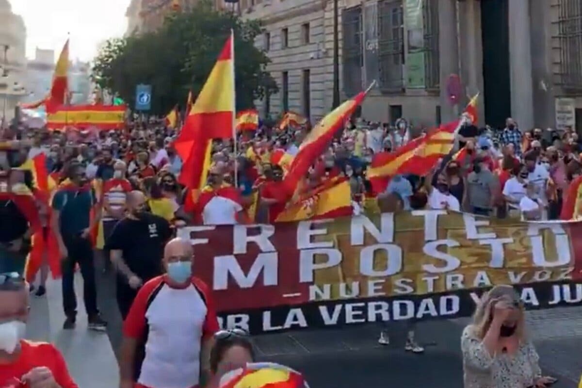 Un detenido en Madrid durante una protesta contra la gestión del Gobierno