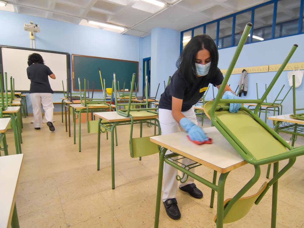 Madrid desinfectará los colegios tras las elecciones para retomar las clases al día siguiente