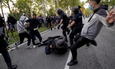 Tres detenidos y seis heridos en una protesta contra Ayuso en Vallecas