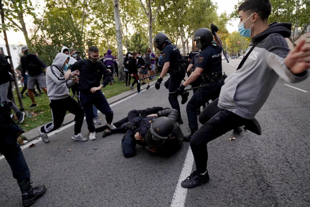 Tres detenidos y seis heridos en una protesta contra Ayuso en Vallecas