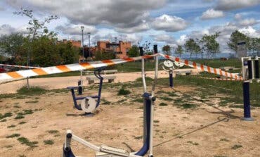 Paracuellos cierra zonas infantiles y deportivas y prohíbe la estancia en los parques