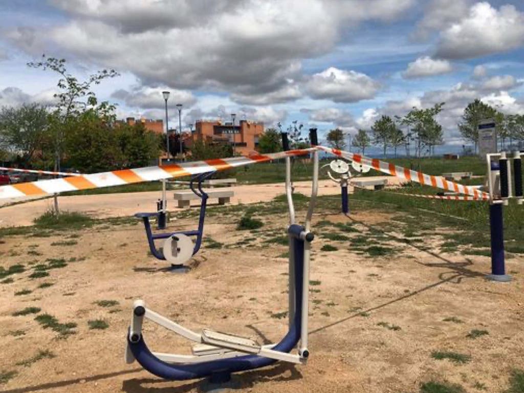 Paracuellos cierra zonas infantiles y deportivas y prohíbe la estancia en los parques