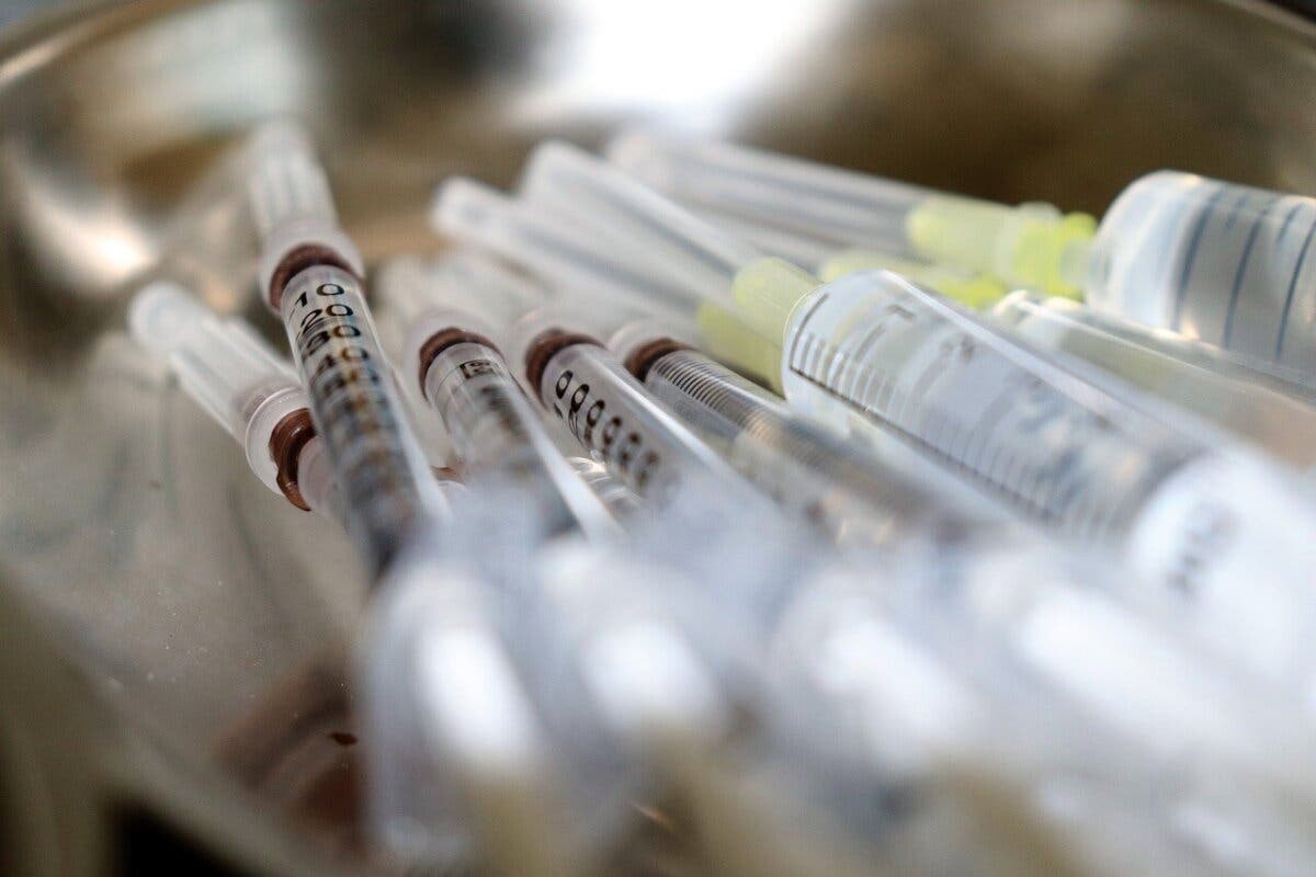 Suspenden los ensayos de la vacuna de Oxford por «enfermedad inexplicable» de un participante