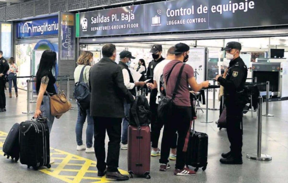 Continúan los controles de Sánchez en carreteras, estaciones y Barajas por el estado de alarma