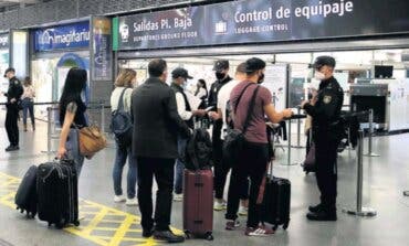 Continúan los controles de Sánchez en carreteras, estaciones y Barajas por el estado de alarma