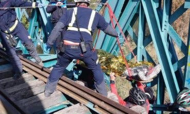 Herido un ciclista al sufrir una caída en el Puente Verde de Arganda