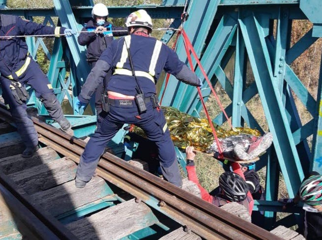 Herido un ciclista al sufrir una caída en el Puente Verde de Arganda