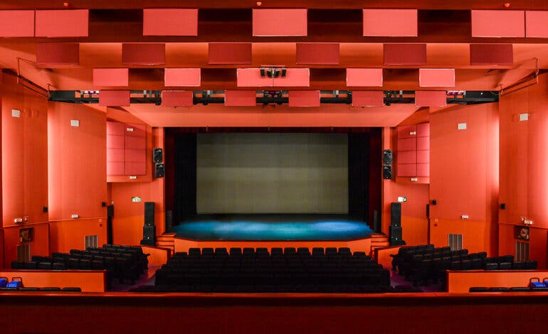 Torrejón recupera la programación del teatro y el mercadillo de los domingos