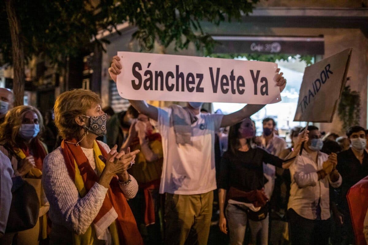 Protestas en la sede del PSOE en Madrid contra el «decretazo» de Sánchez