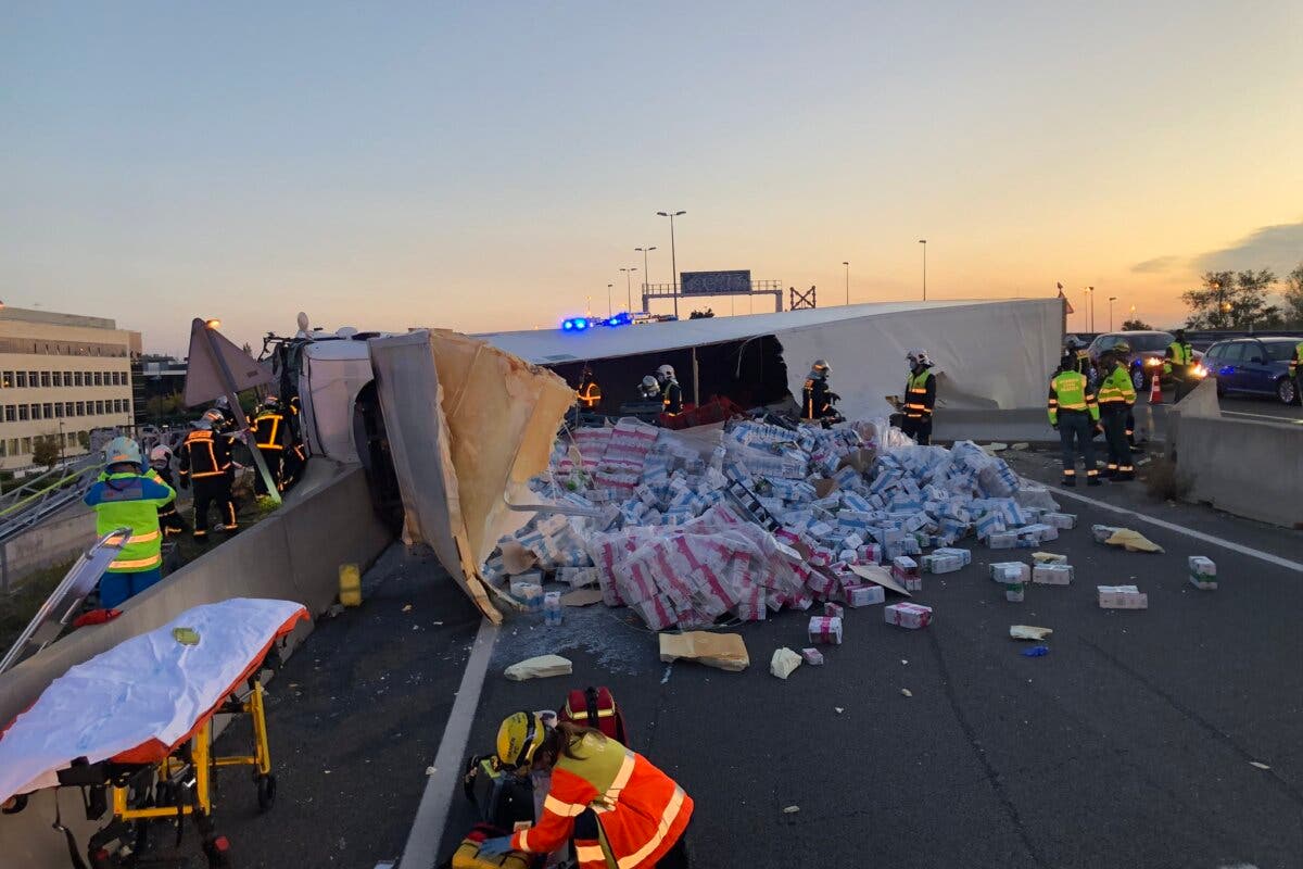 El complicado rescate de un camionero herido tras volcar en la M-50