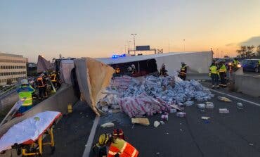 El complicado rescate de un camionero herido tras volcar en la M-50
