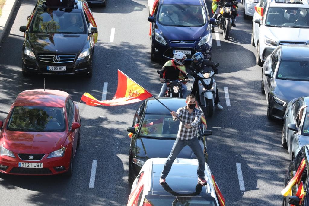 La caravana de Vox llena las calles de Madrid contra el estado de alarma