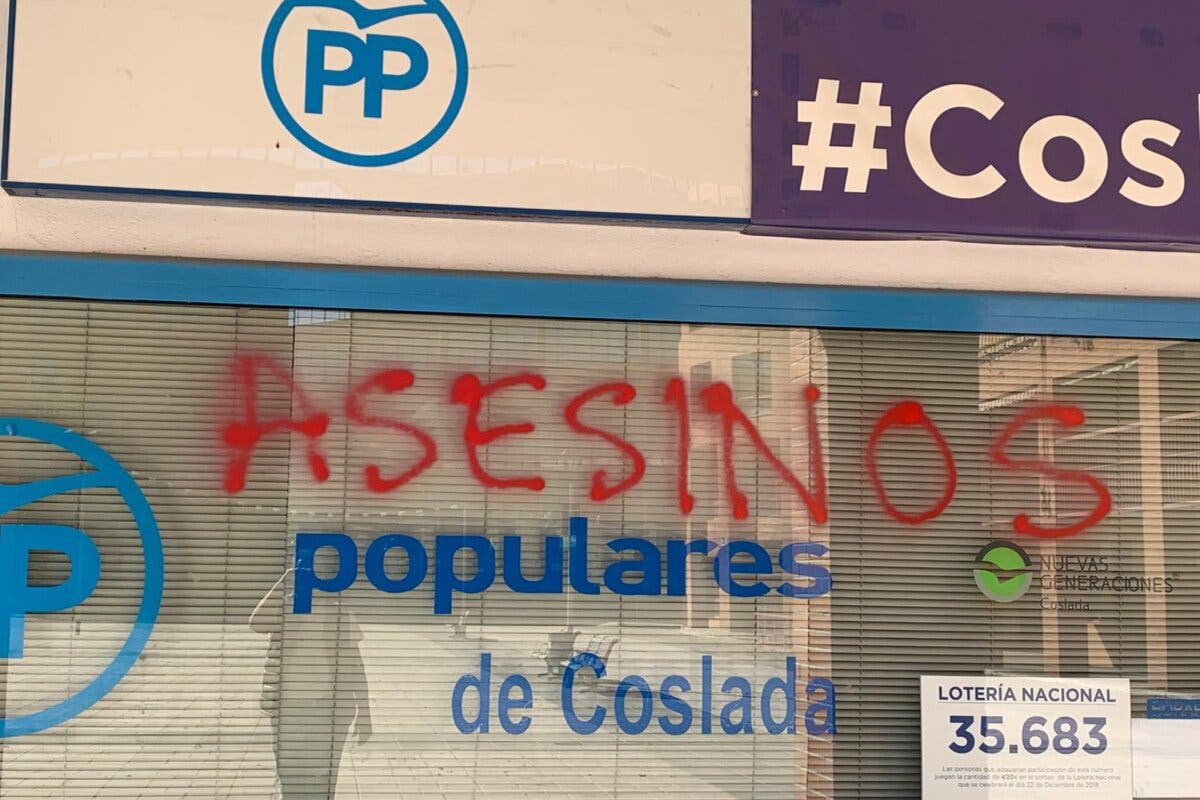 Atacan las sedes de PSOE y PP en Coslada