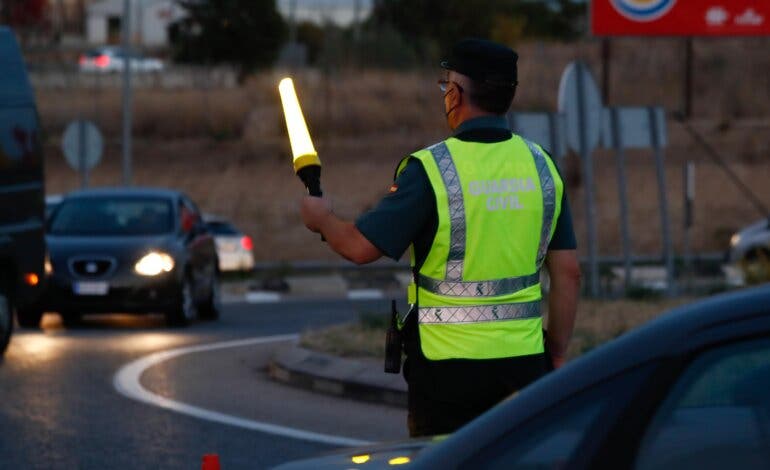 Detenido un kamikaze que circuló en sentido contrario por la R5 y embistió un vehículo de la Guardia Civil