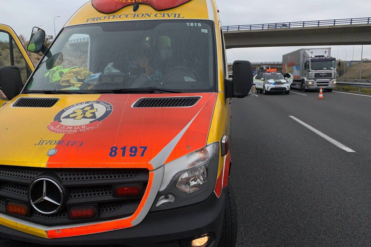 Muere un gruista arrollado por un camión cuando cargaba un coche en la M-45