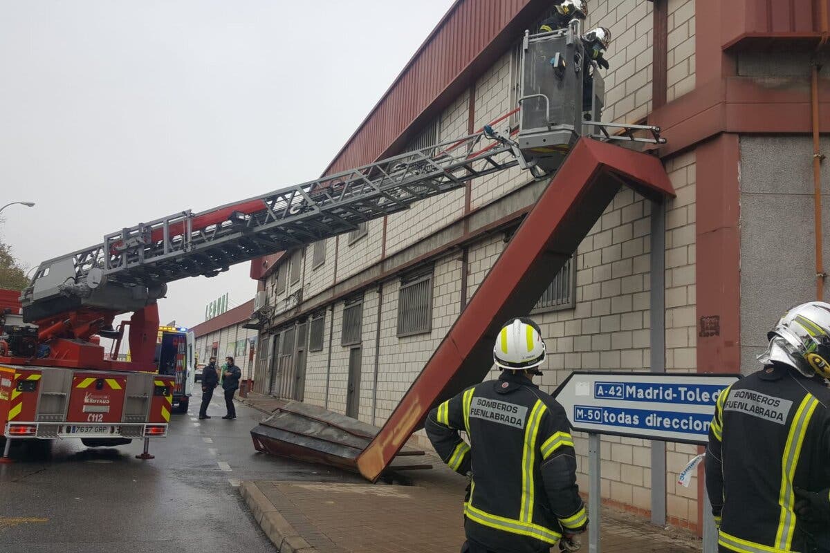 Muy grave un hombre tras ser aplastado por una placa de hierro en Fuenlabrada