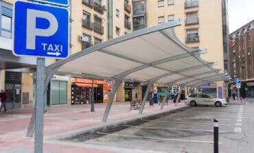 Torrejón de Ardoz instala una nueva pérgola en la parada central de taxis