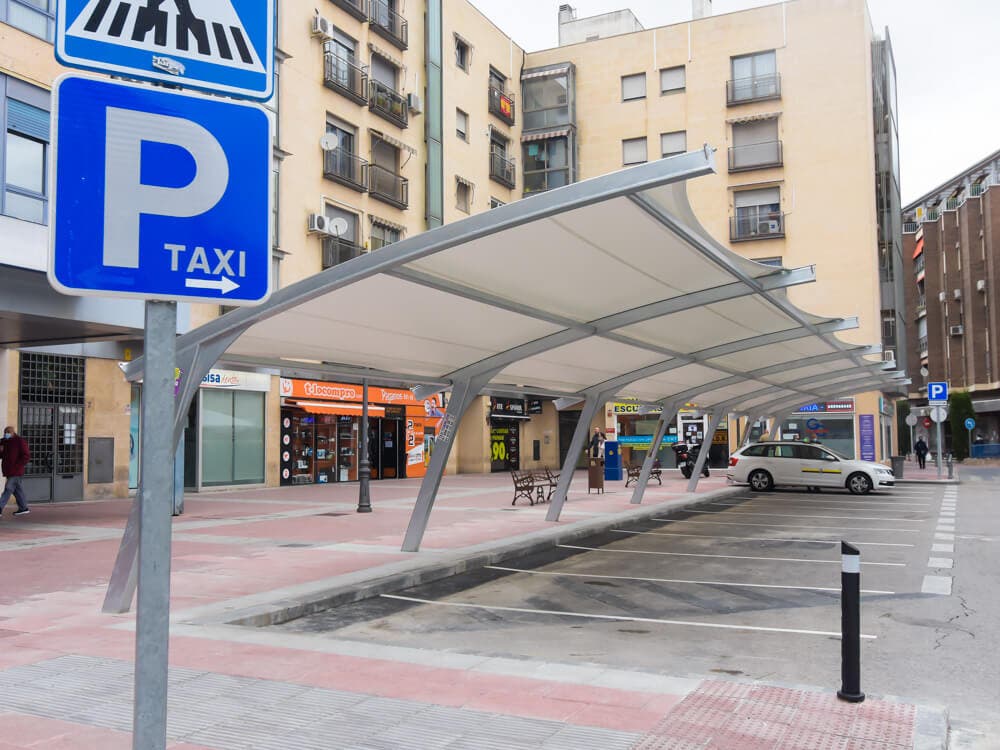 Torrejón de Ardoz instala una nueva pérgola en la parada central de taxis