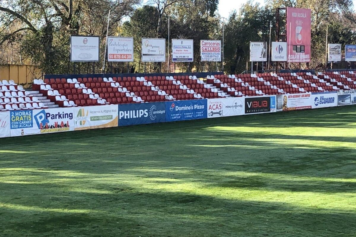 Alcalá de Henares instala 4.000 asientos del antiguo Vicente Calderón en el Estadio del Val