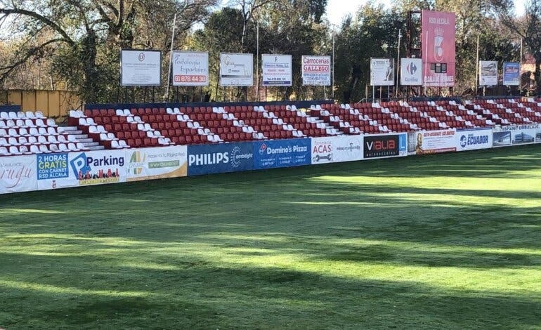 Alcalá de Henares instala 4.000 asientos del antiguo Vicente Calderón en el Estadio del Val