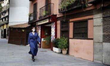 Ayuso entrega el Sello Garantía Madrid a los establecimientos que cumplen las medidas anticovid