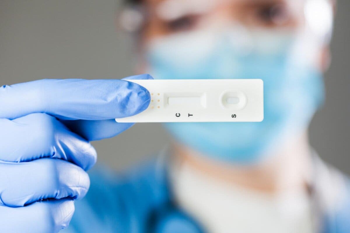 Sanidad autoriza a Ayuso a hacer test de antígenos en las farmacias