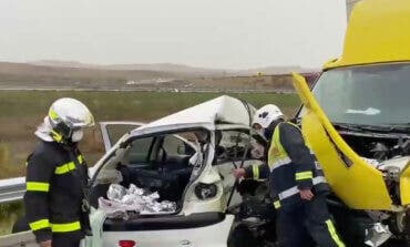 Muere un conductor al chocar contra un camión en Torres de la Alameda