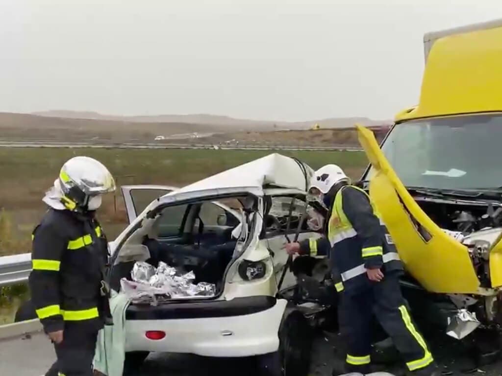 Muere un conductor al chocar contra un camión en Torres de la Alameda