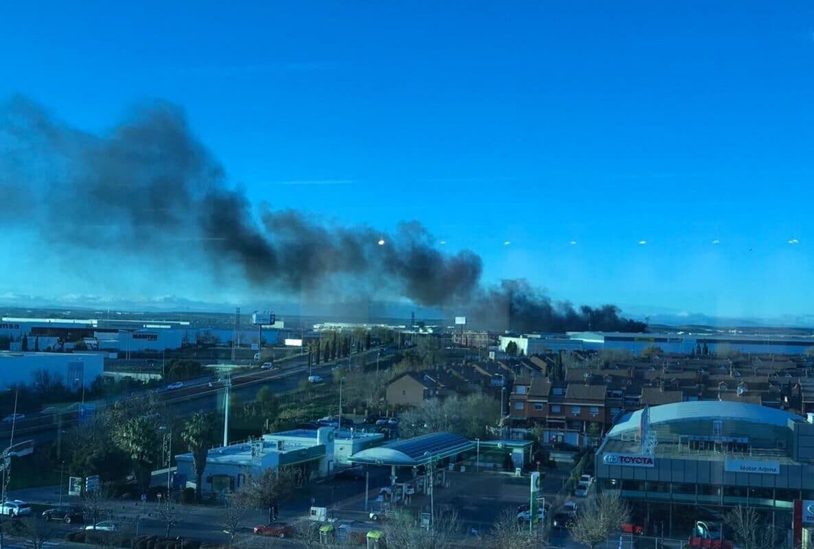 Gran columna de humo por un incendio en una nave de Alcalá de Henares