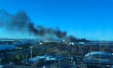 Gran columna de humo por un incendio en una nave de Alcalá de Henares