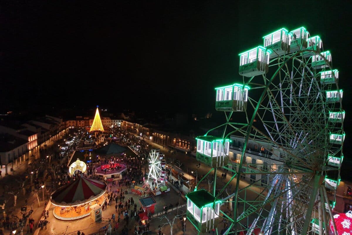 Alcalá de Henares enciende hoy la Navidad con dos grandes bolas y una noria