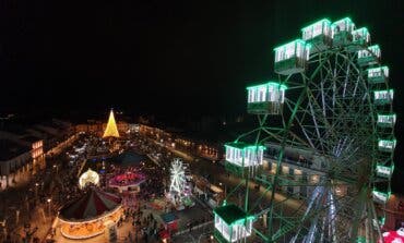 Alcalá de Henares enciende hoy la Navidad con dos grandes bolas y una noria