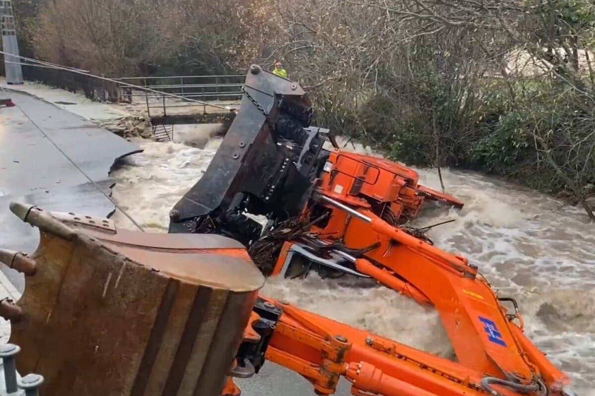 Hallan muerto al conductor de una retroexcavadora tras caer a un arroyo en Rascafría