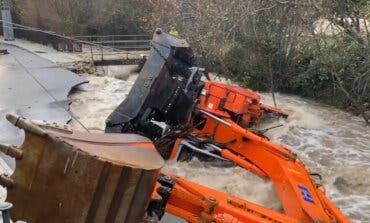 Hallan muerto al conductor de una retroexcavadora tras caer a un arroyo en Rascafría
