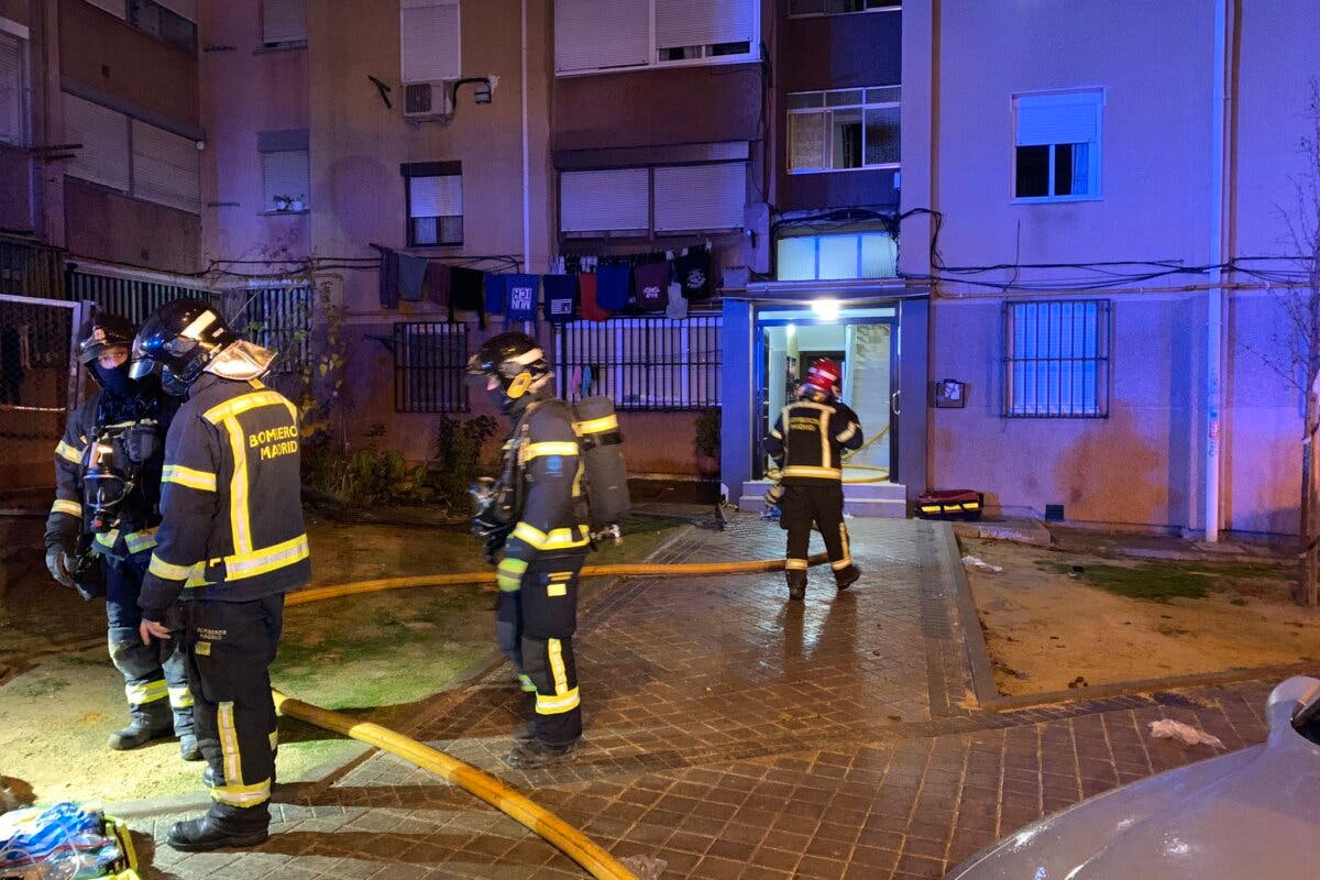 Un hombre se tira por la ventana para huir de un incendio en Madrid