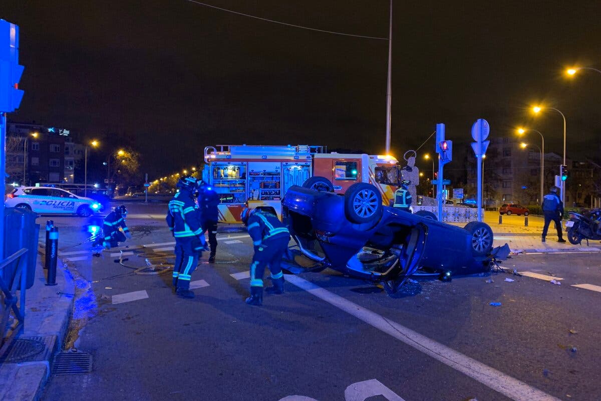 Herido tras perder el control de su coche y volcar en Madrid