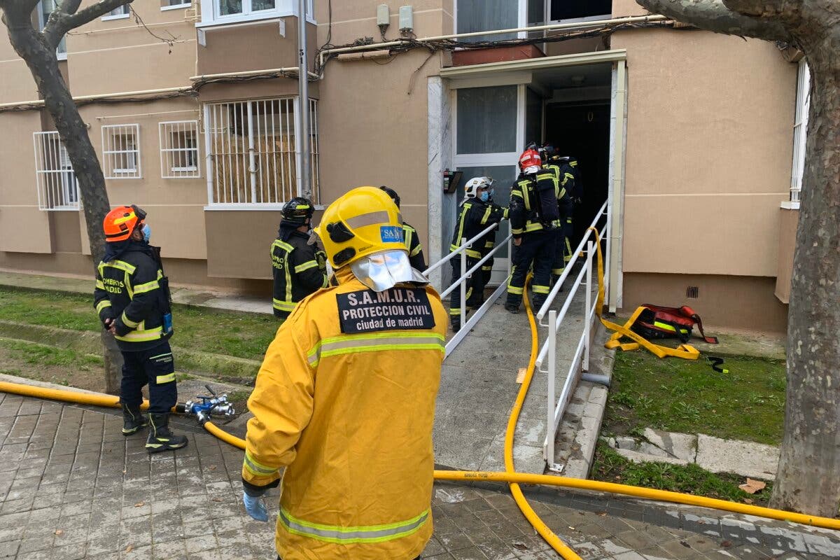 Un incendio en Moratalaz deja 17 intoxicados y un herido grave al precipitarse desde un cuarto piso