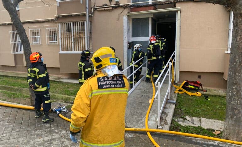 Un incendio en Moratalaz deja 17 intoxicados y un herido grave al precipitarse desde un cuarto piso