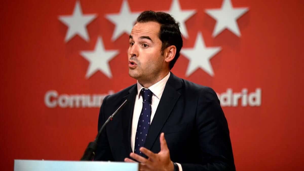 Madrid retrasa la vacunación por falta de dosis y anuncia que no endurecerá las restricciones