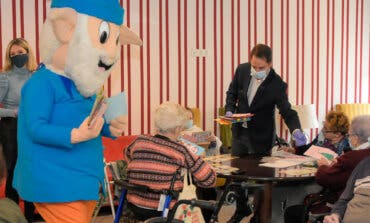 Torrejón de Ardoz entrega 8.000 felicitaciones de Navidad para los mayores realizadas por escolares